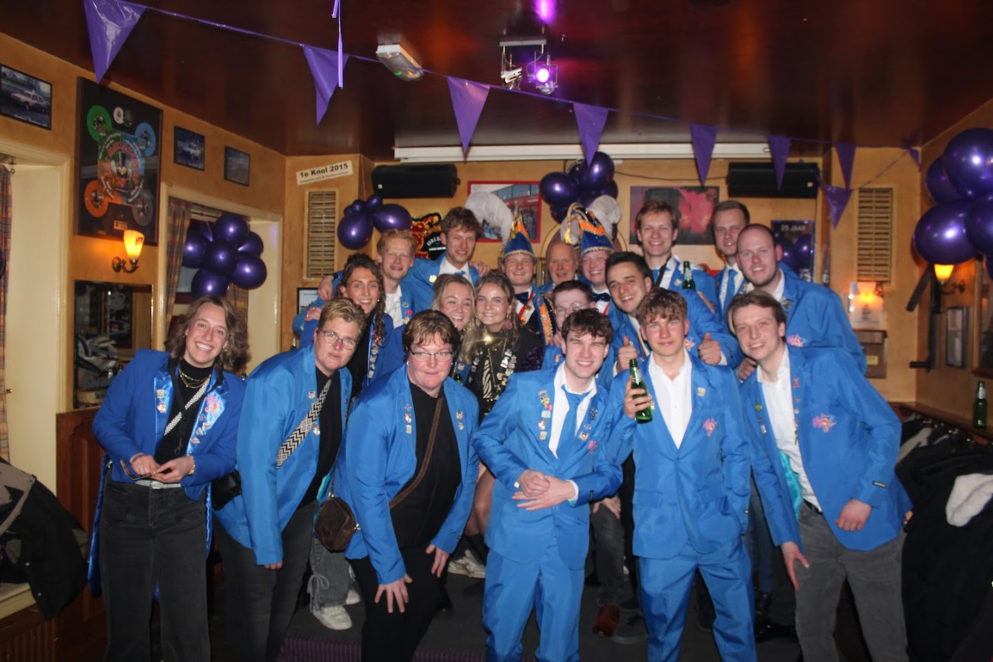 De muzikanten van blaaskapel Volgas poserend voor een groepsfoto
