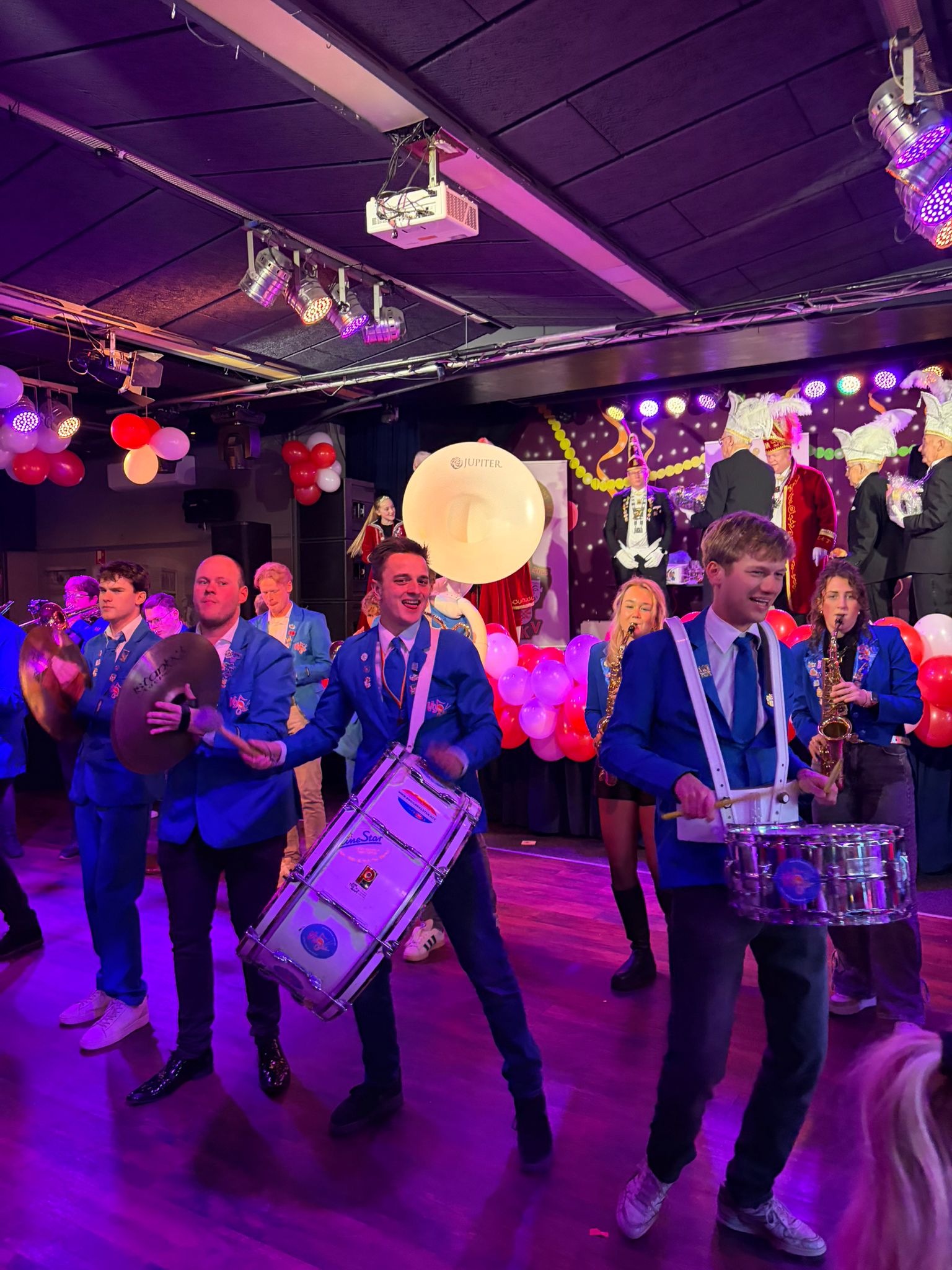 Blaaskapel Volgas zorgt voor sfeer tijdens carnaval in Enschede