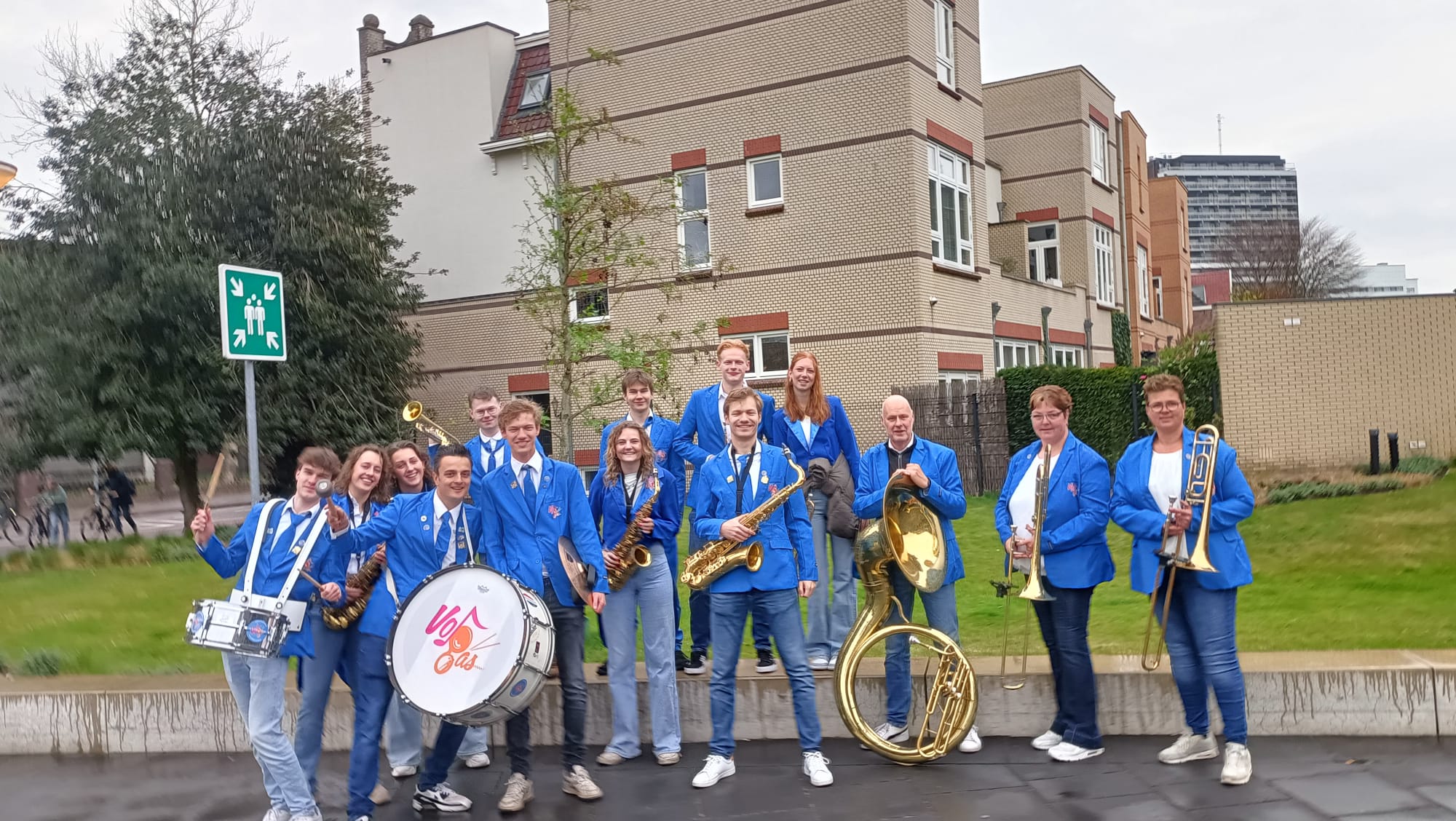 Blaaskapel Volgas Weerselo klaar voor een optreden bij de inschrijving van de marathon Enschede