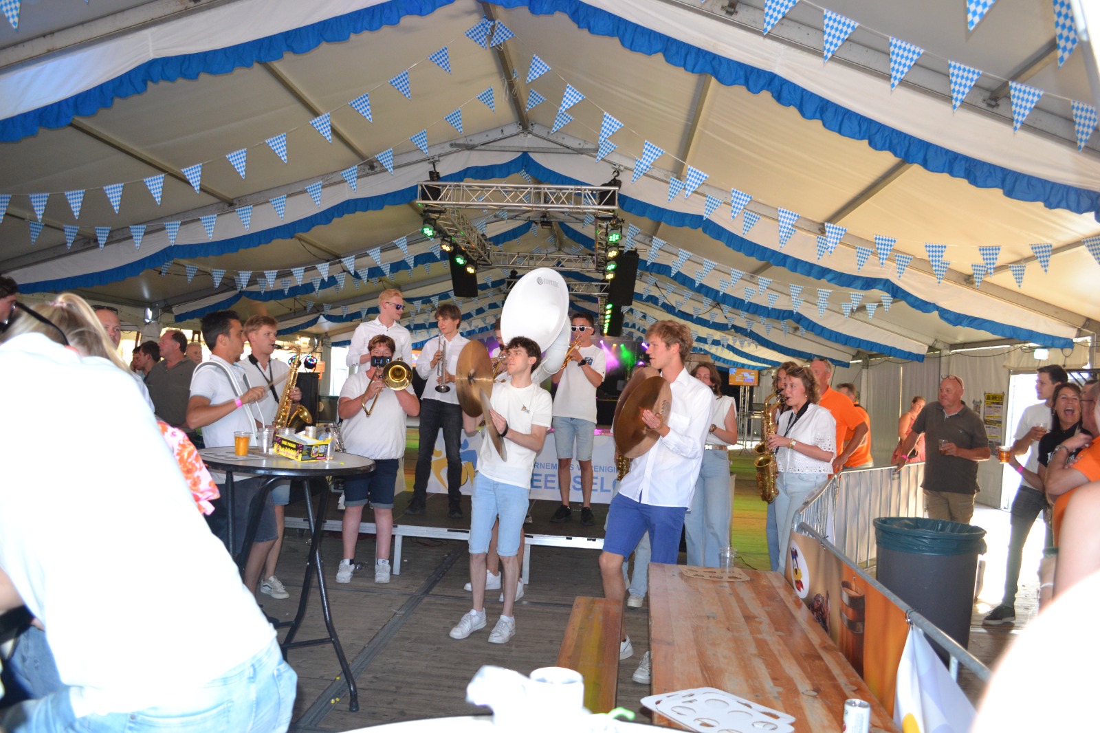 Sfeerimpressie van een optreden van de kapel bij de kermis in weerselo